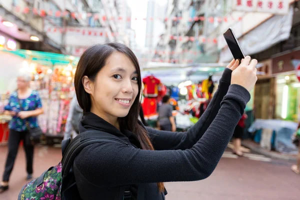 Nő vesz selfie hong kong templom utca — Stock Fotó