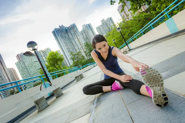 Ejercicio mujer estiramiento — Foto de Stock