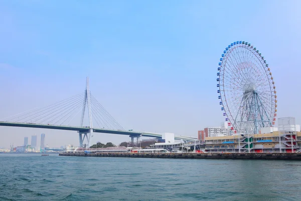 Pont et ferris roue à Osaka — Photo