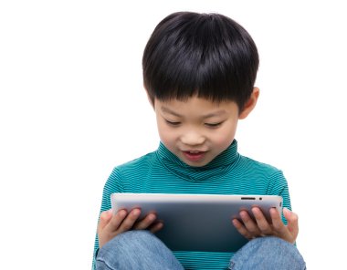 küçük çocuk bakmak tablet