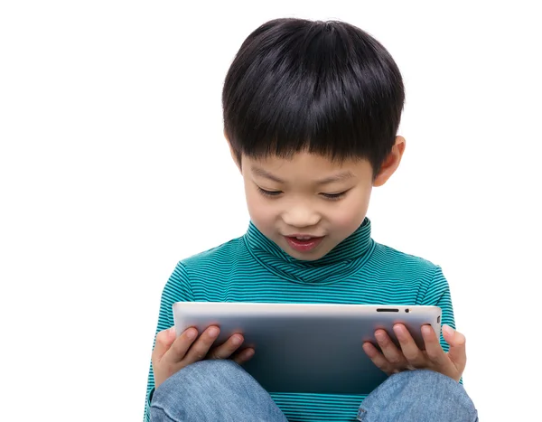 Kleiner Junge schaut auf Tablet — Stockfoto