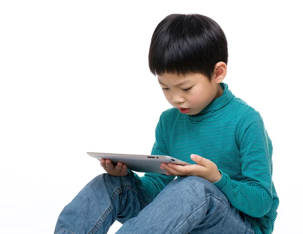 Kleine jongen lezen op Tablet PC — Stockfoto