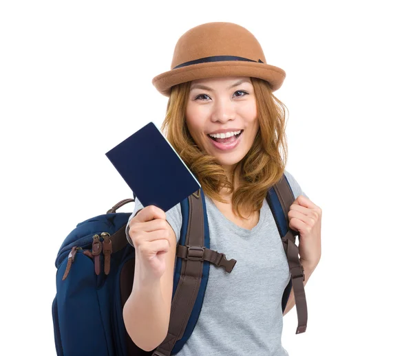 Viajero femenino con mochila — Foto de Stock