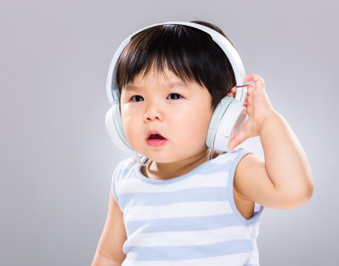 mezartaşı ile erkek bebek