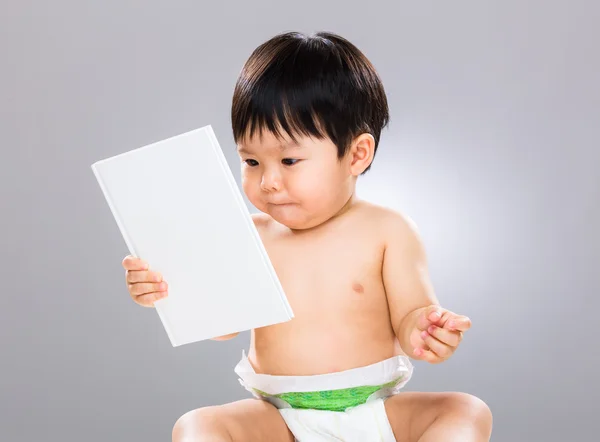 Baby boy håll bok — Stockfoto