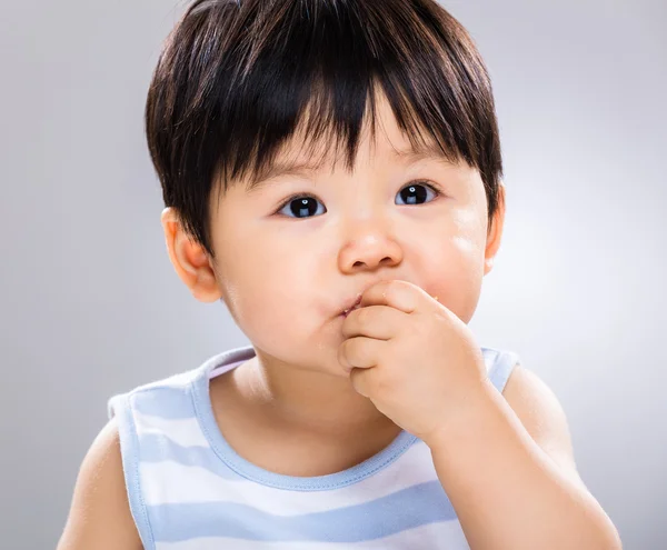 Dítě jíst sušenky — Stock fotografie