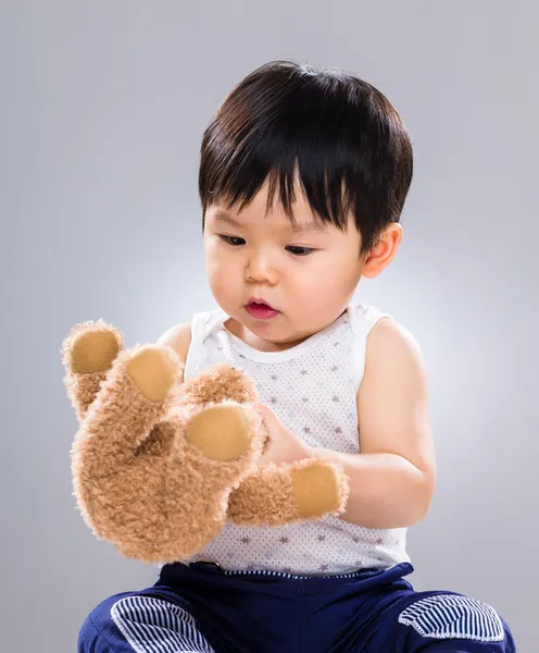 Bebé niño jugar muñeca juguete — Foto de Stock