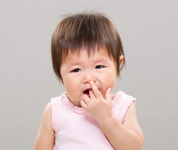 Meisje zuigen vinger — Stockfoto