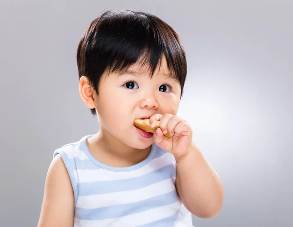 Malý chlapec jíst cookie — Stock fotografie