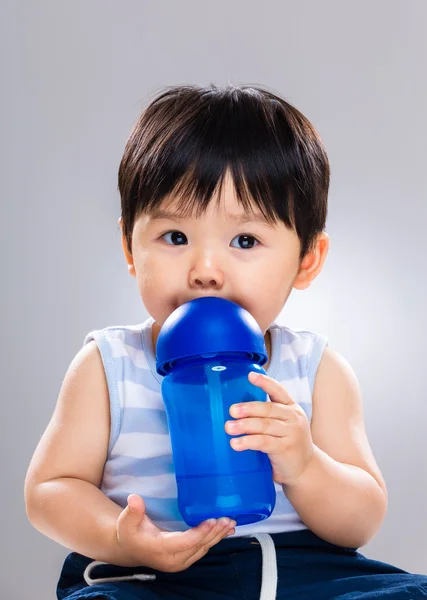 Bebé niño beber con biberón — Foto de Stock