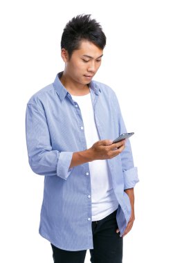 telefon bakmak genç adam