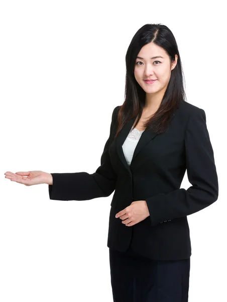 Mujer de negocios con mano presente — Foto de Stock