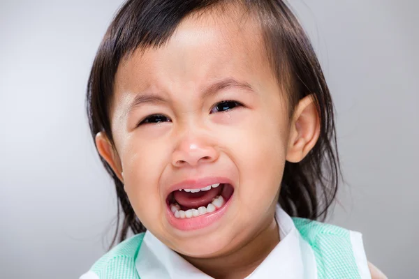 Multiracial bebê menina chorar — Fotografia de Stock