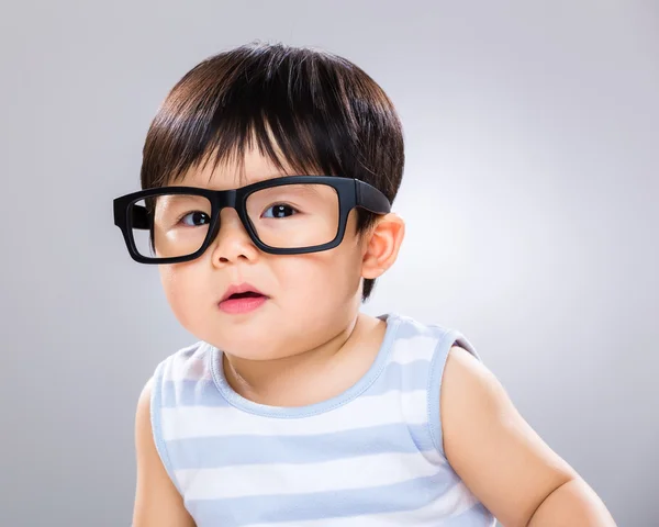 Kleine jongen met bril — Stockfoto
