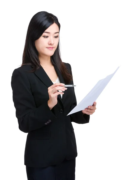 Affärskvinna titt på papper — Stockfoto