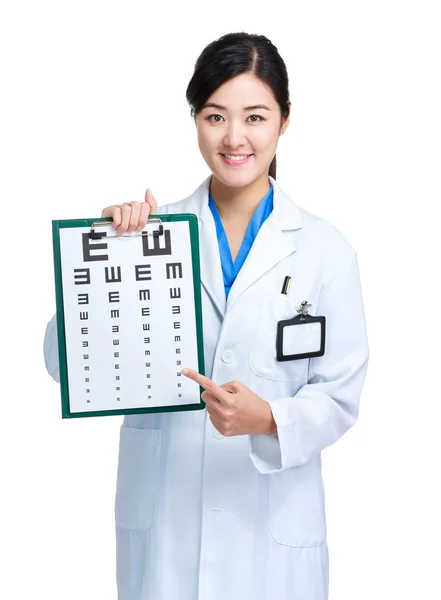 Femme médecin tenir eye chart — Photo