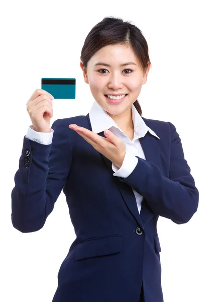 Деловая женщина держит кредитную карту — стоковое фото