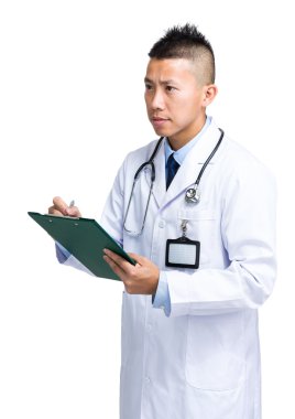 klasör ile erkek doktor