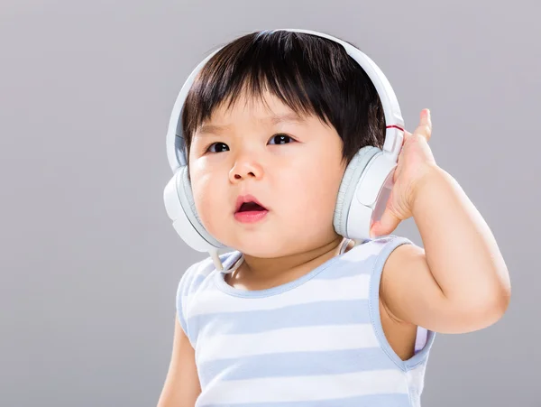 Babyjongen met hoofdtelefoon — Stockfoto