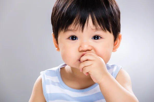 Schattige jongen eten cookie — Stockfoto