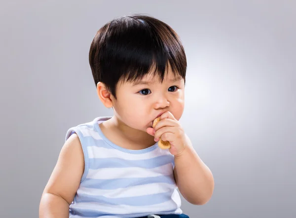 Mały chłopiec jedzenia — Zdjęcie stockowe