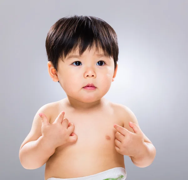 Bebé chico rasguño cuerpo — Foto de Stock