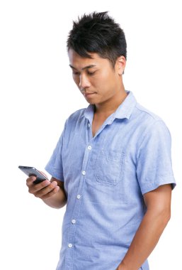 Adam akıllı telefon kullanıyor.