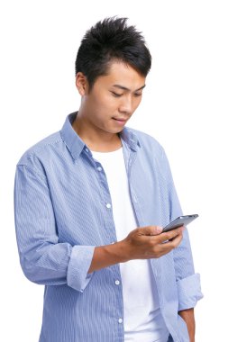 Asyalı adam kullanım telefon