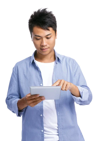 Азиатский мужчина использует цифровой планшет — стоковое фото
