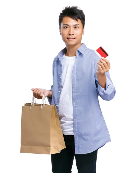 Az ember tartsa bevásárló táska és hitelkártya — Stock Fotó