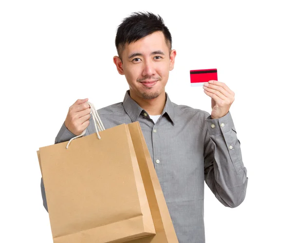 Jonge man met creditcard winkelen — Stockfoto