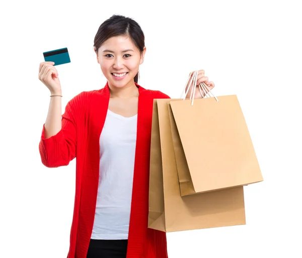 Aziatische vrouw houd boodschappentas en credit card — Stockfoto