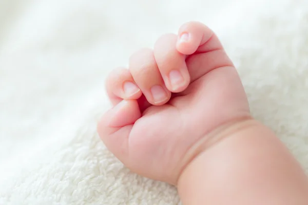 Pasgeboren baby hand — Stockfoto