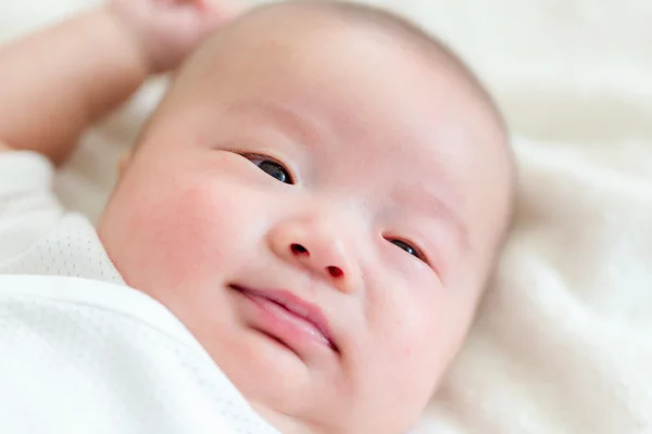 Sevimli yeni doğmuş erkek bebek — Stok fotoğraf