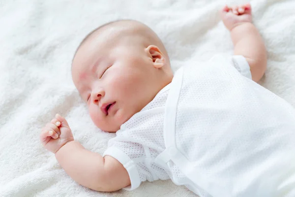 Pasgeboren baby slaap — Stockfoto