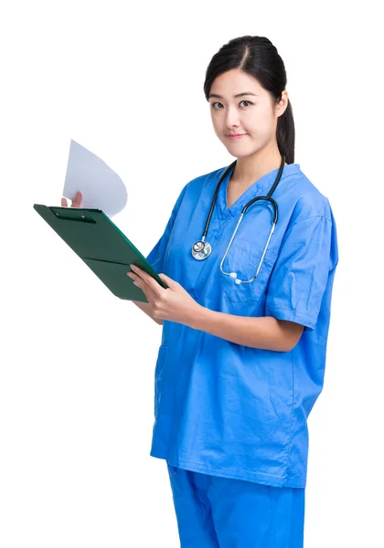 Médico mulher olhar para cima com prancheta — Fotografia de Stock