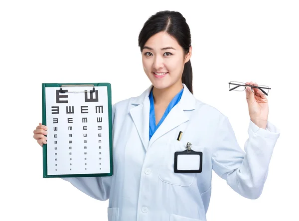 Médico femenino sostiene con la carta de los ojos y gafas — Foto de Stock