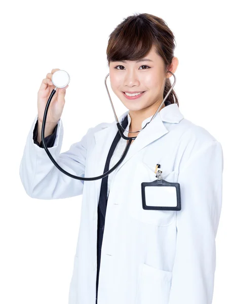 Vrouwelijke arts greep stethoscoop — Stockfoto