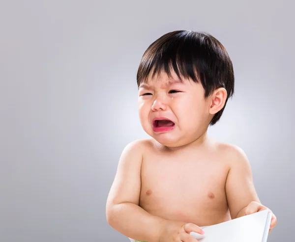 Baby pojke gråta med bok — Stockfoto