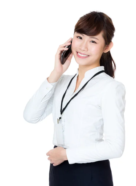Affärskvinna prata med mobil — Stockfoto