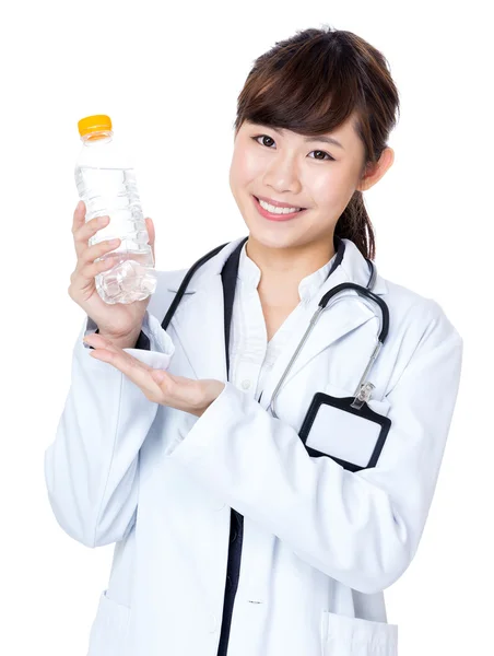 Asiático médico segurar garrafa de água — Fotografia de Stock