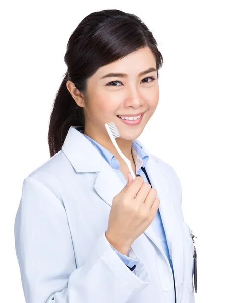 Feliz médico mujer sostenga cepillo de dientes — Foto de Stock