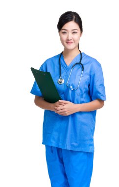 Dosyası olan kadın doktor.