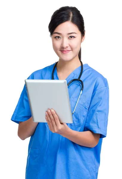 Mujer uso médico tableta — Foto de Stock
