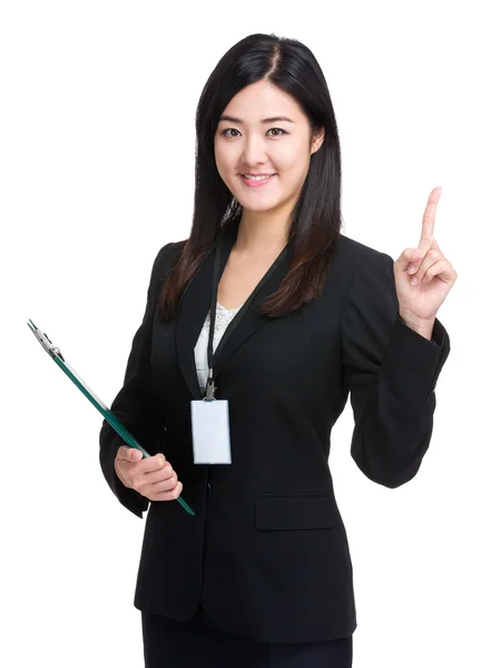 Geschäftsfrau mit Klemmbrett und Zeigefinger nach oben — Stockfoto