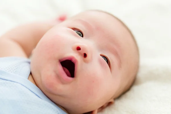 Schattige babyjongen schreeuwen — Stockfoto