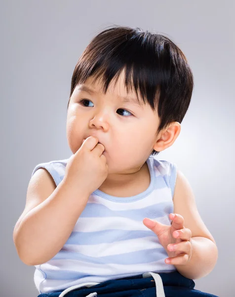 Liten pojke äter cookie — Stockfoto