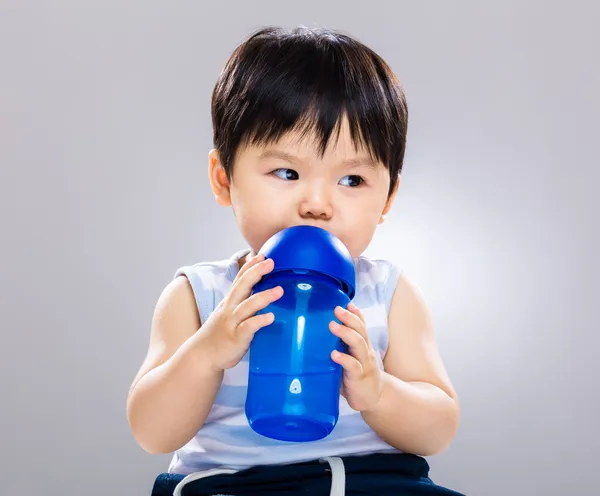 Petit garçon boire avec bouteille d'eau — Photo