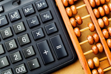 Modern hesap makinesi ve abacus