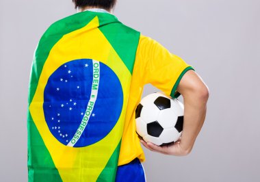 Brezilya bayrağı ile adam ve futbol topu tutun